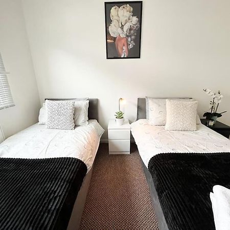 3 Bedroom House With Free Parking Чатам Экстерьер фото