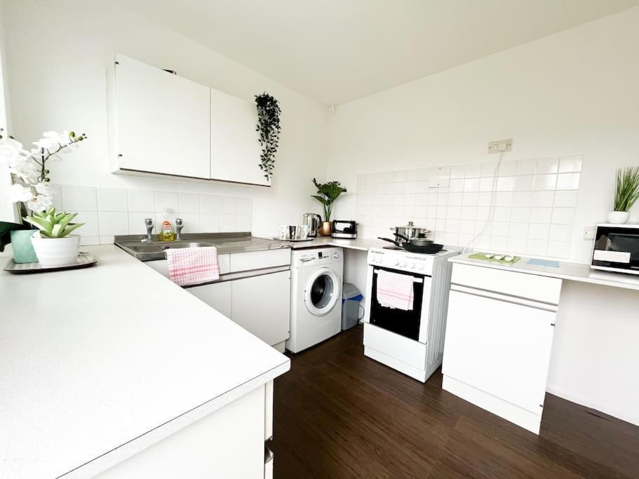 3 Bedroom House With Free Parking Чатам Экстерьер фото