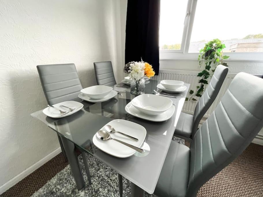 3 Bedroom House With Free Parking Чатам Экстерьер фото