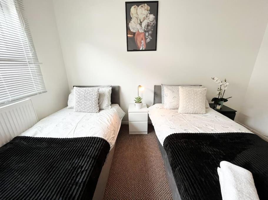 3 Bedroom House With Free Parking Чатам Экстерьер фото